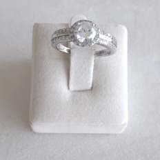 Silver ring with zirconia